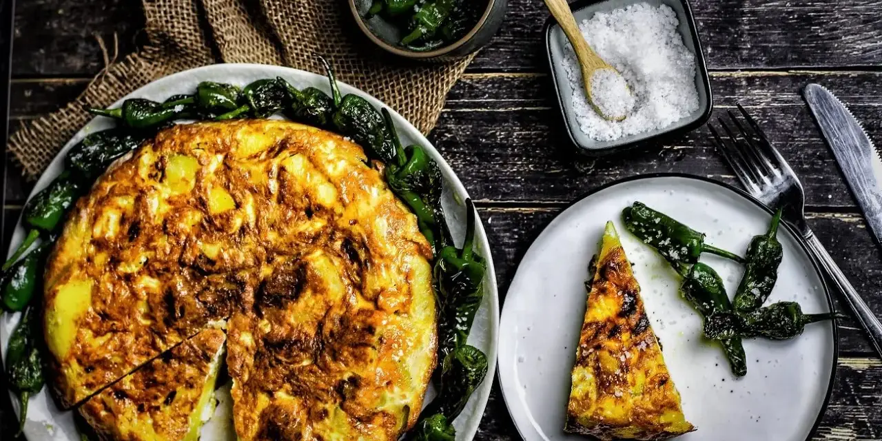 Spanische Tortilla mit Kartoffeln und Paprika, ein köstliches spanische Tortilla Rezept, serviert mit Salz und Pimientos de Padrón.