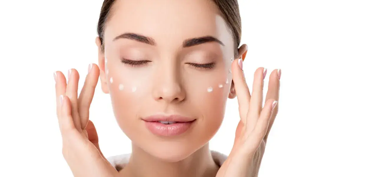 Frau trägt Creme auf, die Frage nach der richtigen retinol welche konzentration ist wichtig für die Hautpflege.