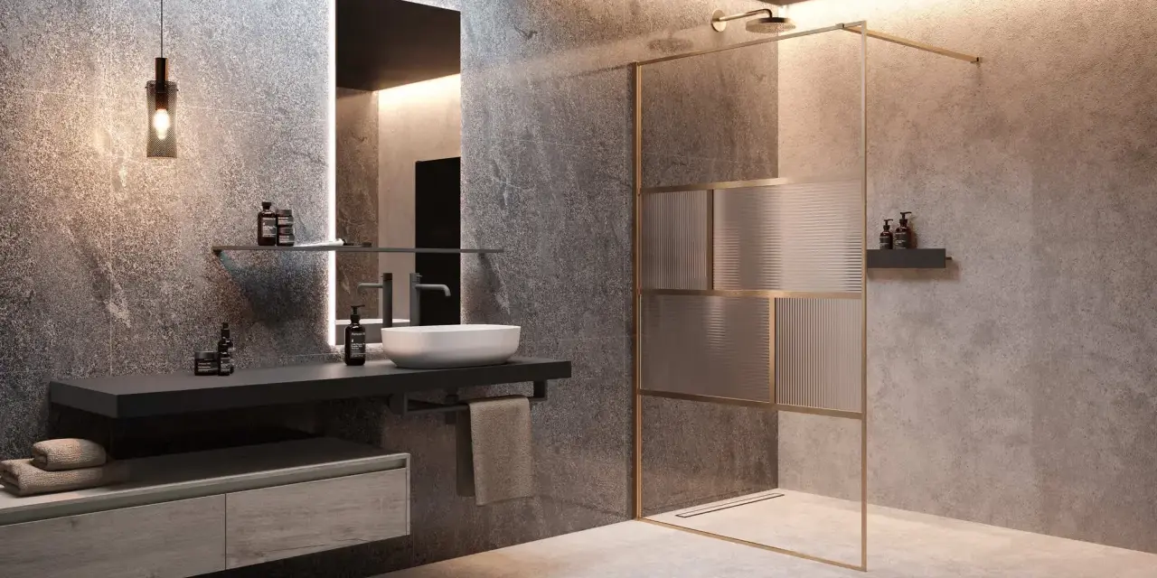 Salle de bain moderne avec douche à l'italienne. Lavabo suspendu, miroir éclairé et paroi de douche en verre strié.