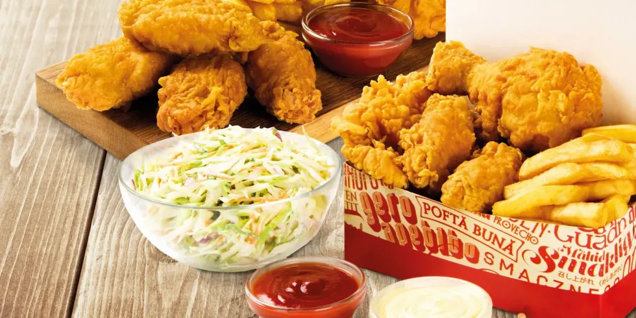 Chrupiące kawałki kurczaka w panierce kfc oryginalny przepis, frytki, surówka coleslaw i sosy.