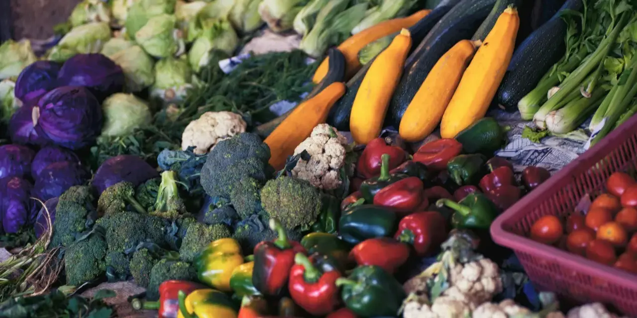 Un étalage coloré de légumes frais : brocolis, poivrons, courgettes, choux, tomates. Un festin pour la santé, plein d'anti inflammatoire naturel.