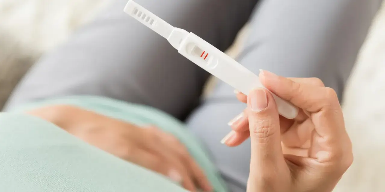 Dwie kreski na teście ciążowym. Kiedy zrobić test ciążowy? To pytanie zadaje sobie wiele kobiet.