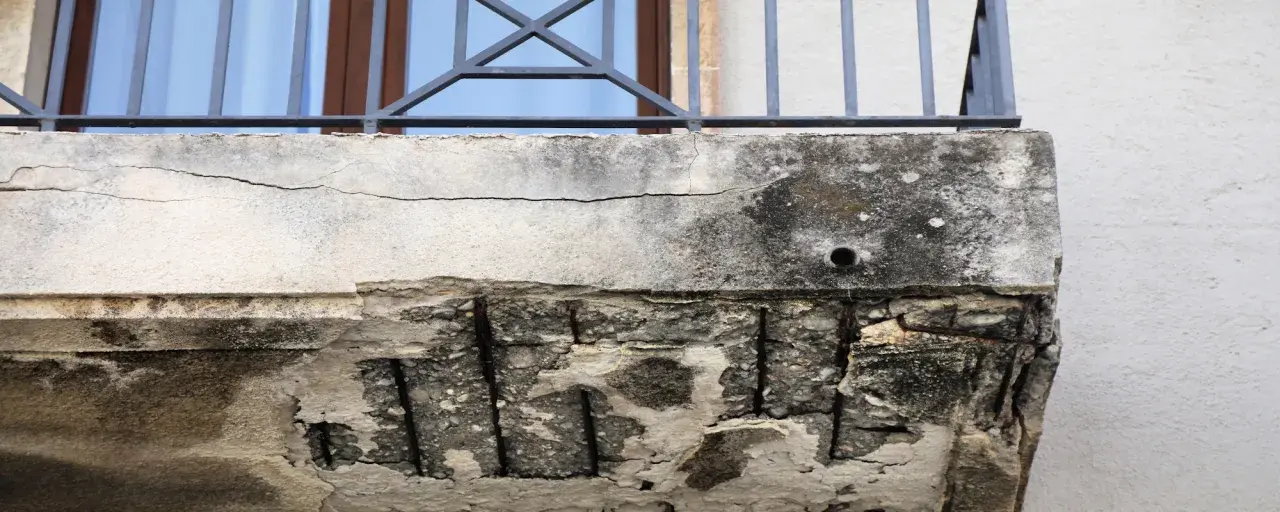 Beton bröckelt, Bewehrung rostet. Dieser Balkon braucht dringend eine Sanierung, um wieder sicher zu werden.