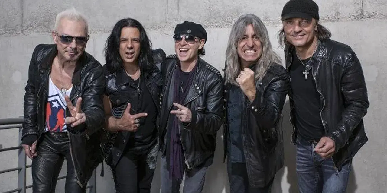 Les membres de Scorpions posent ensemble, vêtus de cuir, prêts à enflammer la scène.