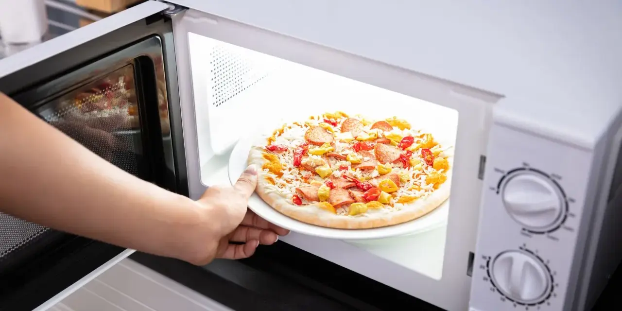 Jak zrobić pizzę w mikrofali - szybki przepis na pyszną pizzę w domu