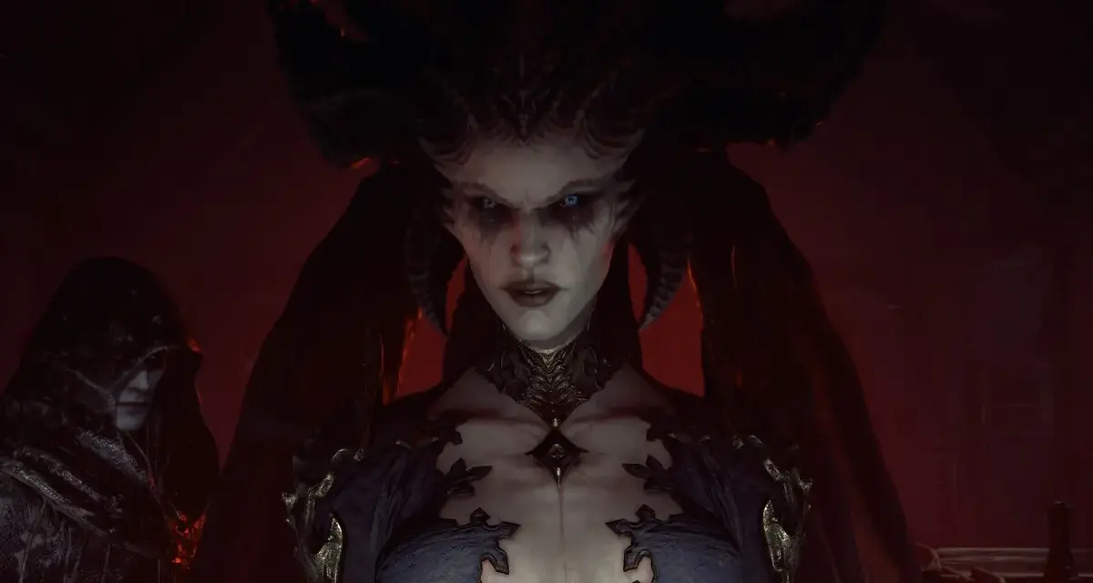 Lilith, la Madre del Engaño en Diablo 4, mira fijamente con sus ojos azules, rodeada de una atmósfera sombría y un seguidor encapuchado.
