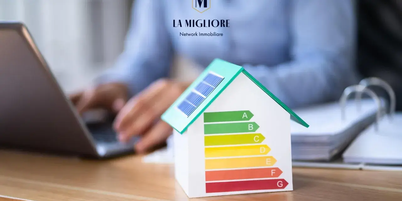 Modello di casa con pannelli solari e scala di efficienza energetica. La migliore immobiliare valuta la classe energetica casa.