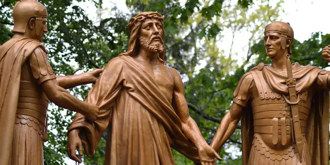 Brązowe rzeźby Jezusa w koronie cierniowej i dwóch rzymskich żołnierzy.