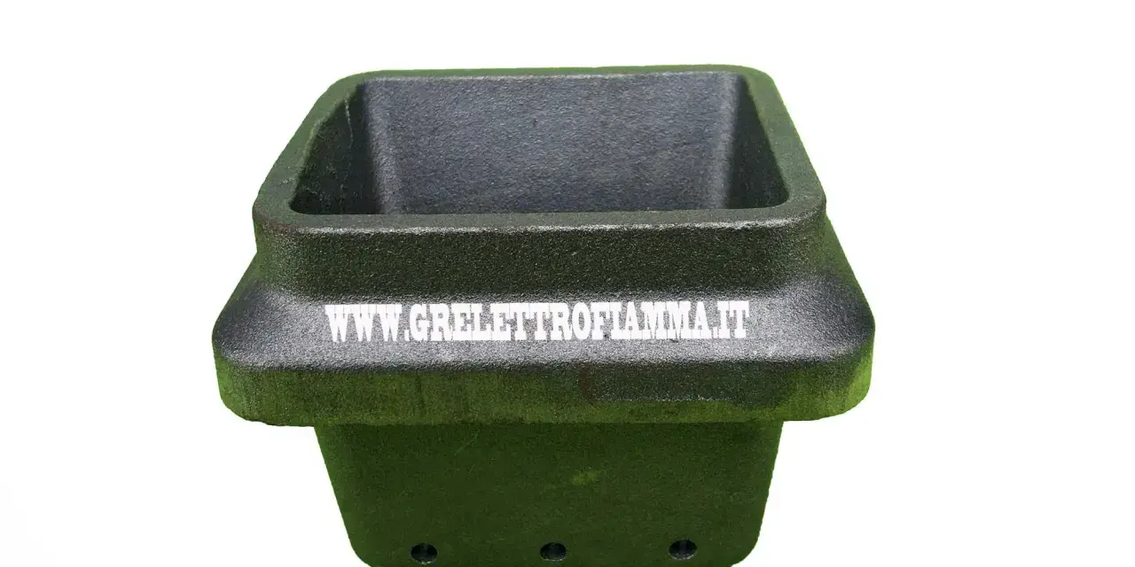 Braciere in ghisa per stufa a pellet, con logo "GRELETTROFIAMMA.IT" inciso. Sembra un ricambio per una stufa a pellet rotta.