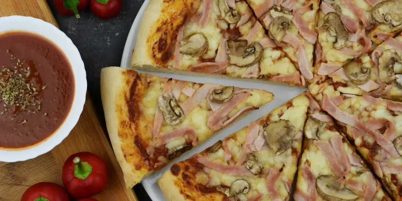 Pizza Capricciosa: Skład, historia i sekrety "kapryśnej" królowej