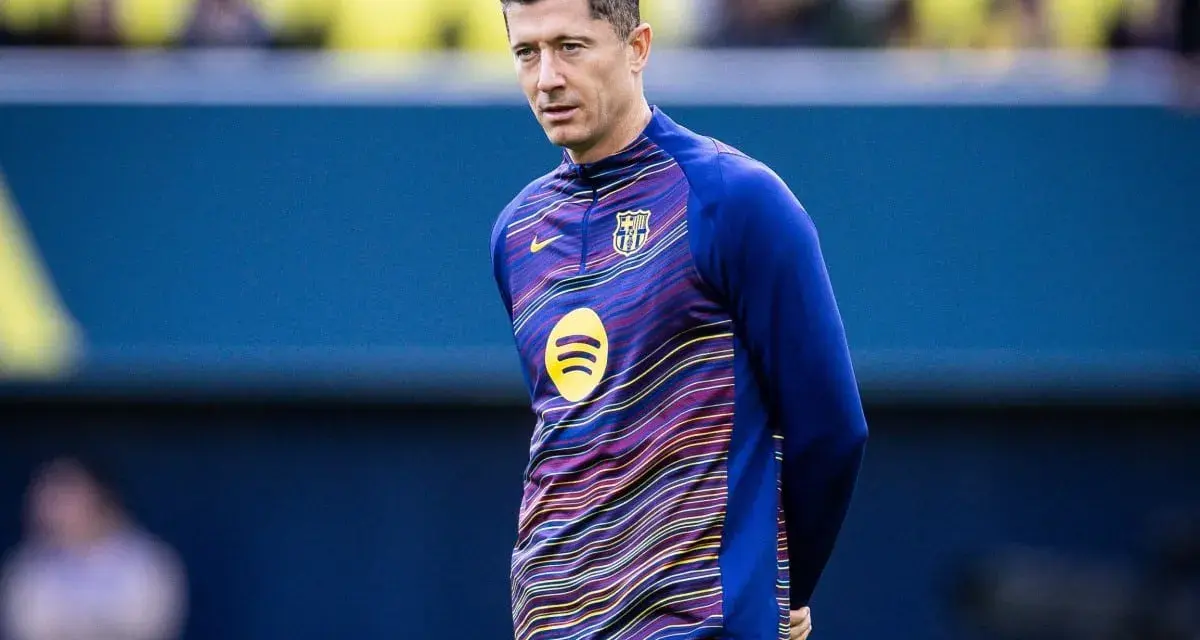 Robert Lewandowski w stroju treningowym FC Barcelona, symbolizujący udane barcelona transfery.