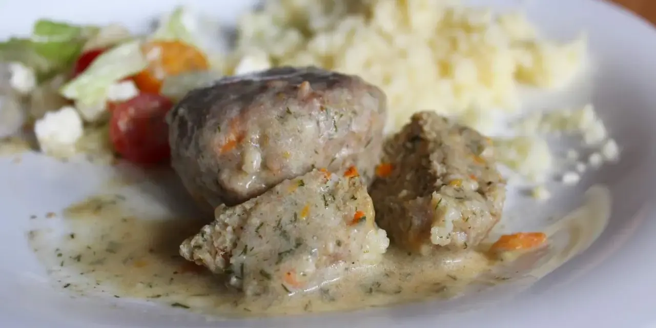 Miękkie pulpety drobiowe w sosie z koperkiem i marchewką, podane z purée ziemniaczanym i sałatką.