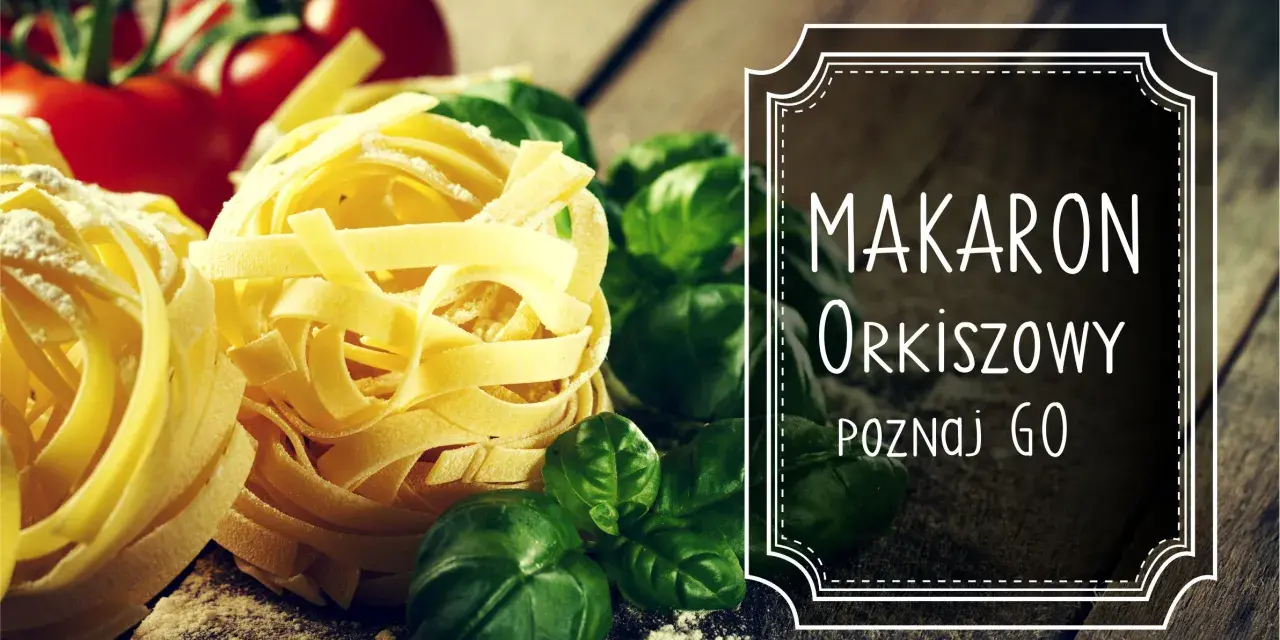 Makaron orkiszowy, świeża bazylia i pomidory na drewnianym blacie. Pyszna inspiracja!