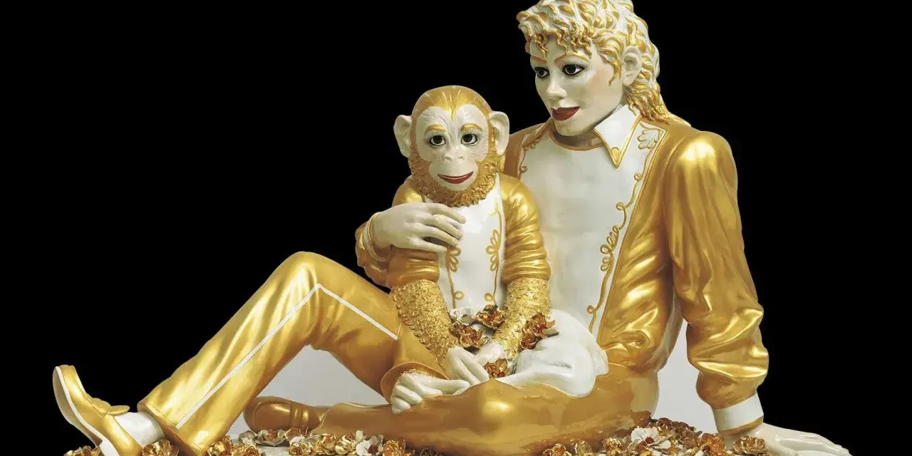 Jeff Koons-konstverk: en gyllene skulptur av Michael Jackson med sin apa Bubbles, omgivna av blommor.