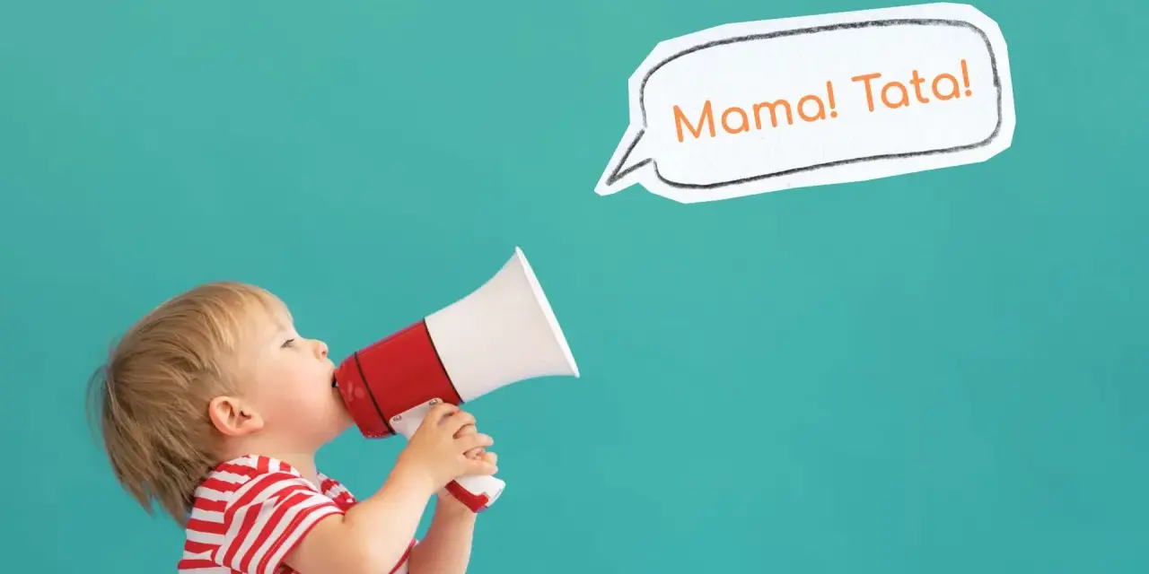 Mały chłopiec w czerwono-białe paski trzyma megafon i woła "Mama! Tata!".