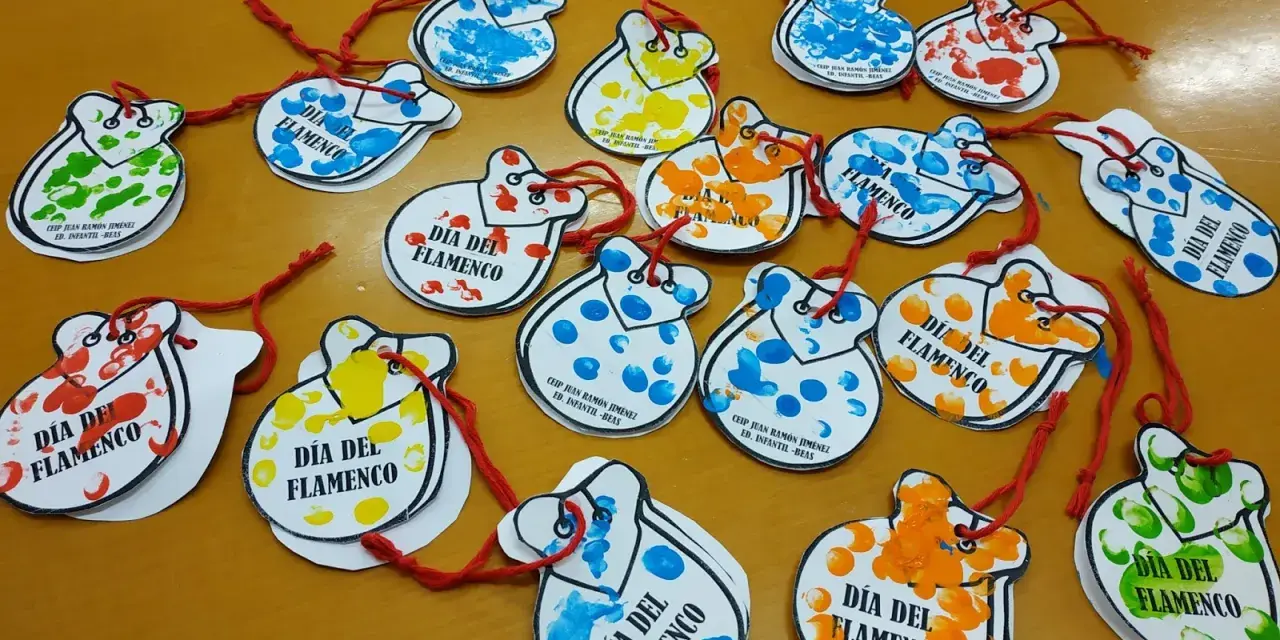 Manualidades flamencas para niños: castañuelas de papel con huellas dactilares de colores, decoradas para el Día del Flamenco.