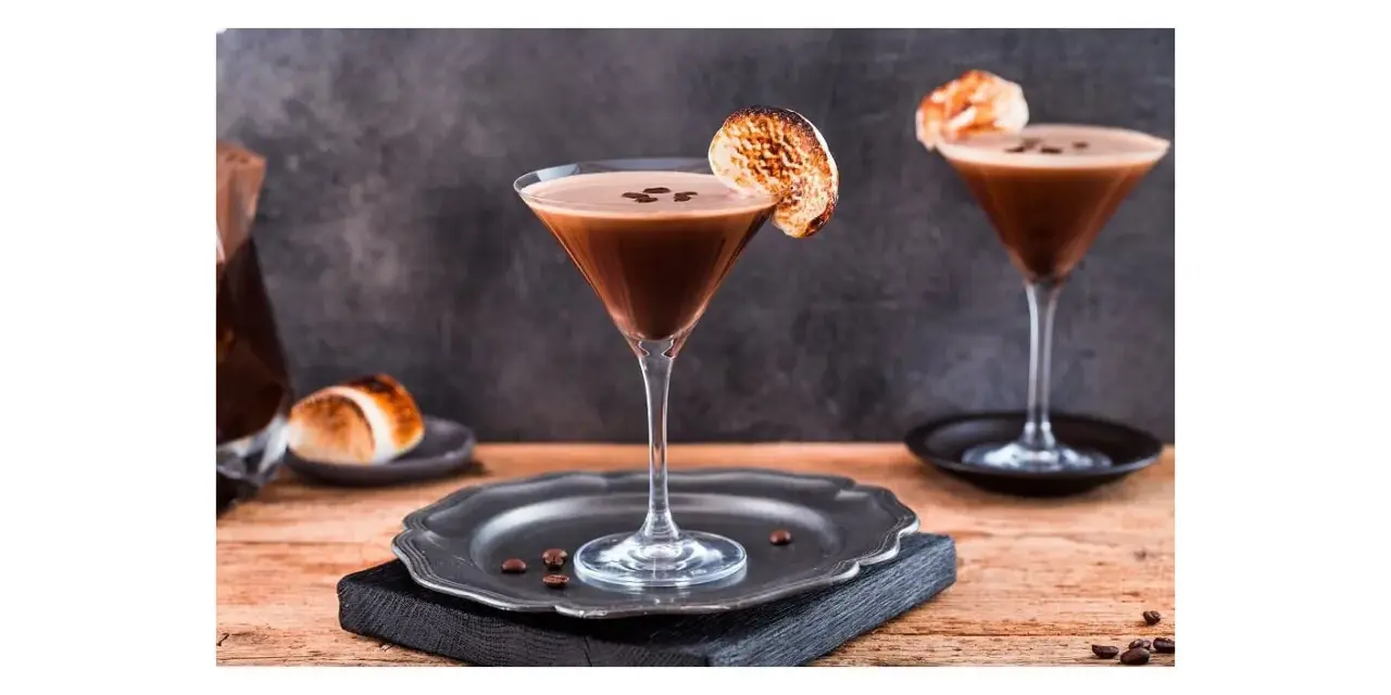 Espresso Martini przepis: dwa eleganckie kieliszki z kawowym drinkiem, ozdobione palonymi piankami i ziarnami kawy. Idealny na wieczór.