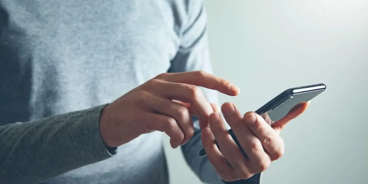 Sprawdzam, ile trwa przeniesienie numeru do Play, korzystając z telefonu.