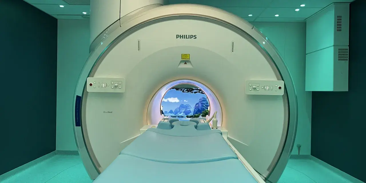 Nowoczesny aparat do rezonansu magnetycznego Philips. Wnętrze tunelu ozdobione jest widokiem górskiego krajobrazu, co ma umilić pacjentowi badanie mr.