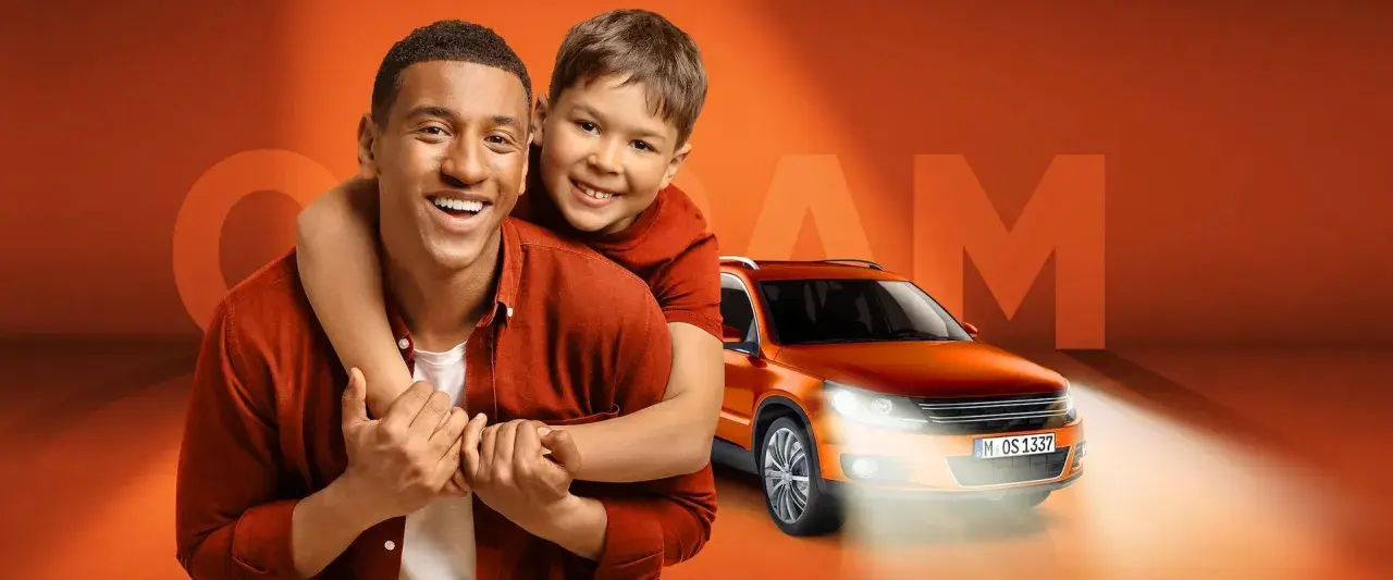 Glad pappa och son ler, med en orange bil och texten "led h4" i bakgrunden.