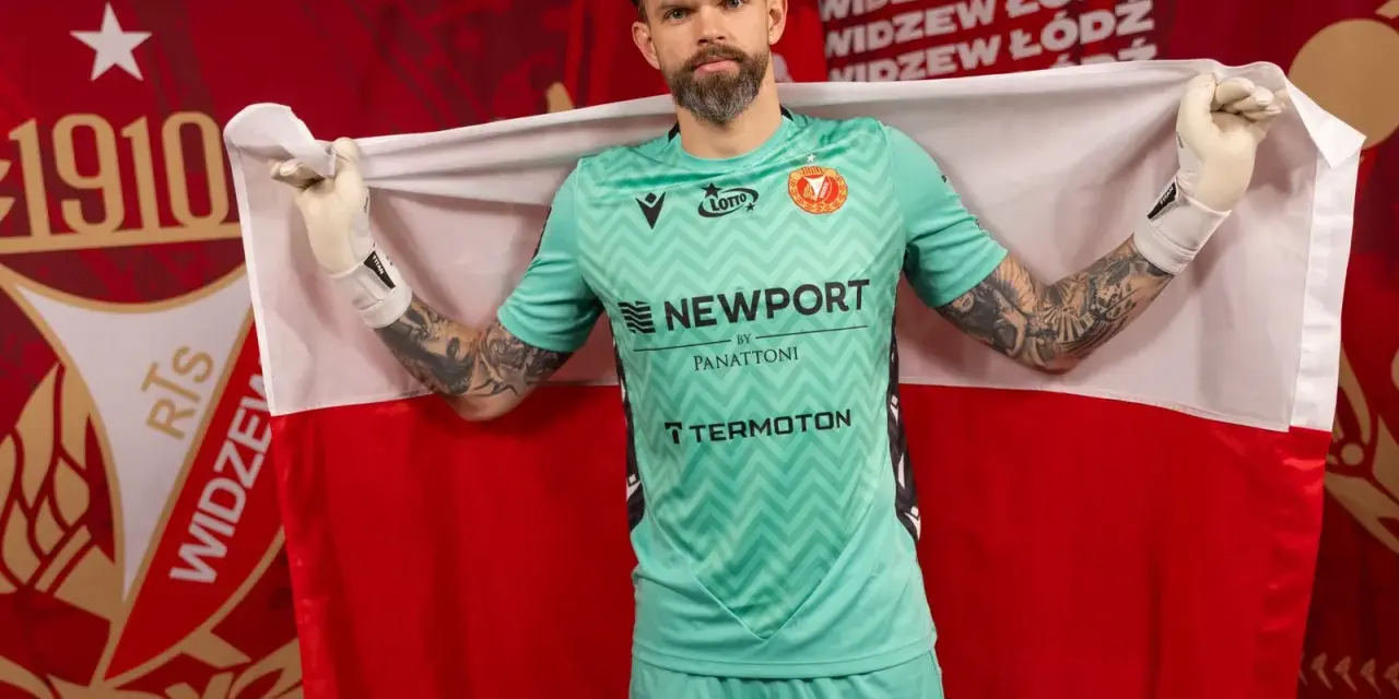 Bramkarz w zielonym stroju z polską flagą. Nowe widzew transfery w Łodzi.