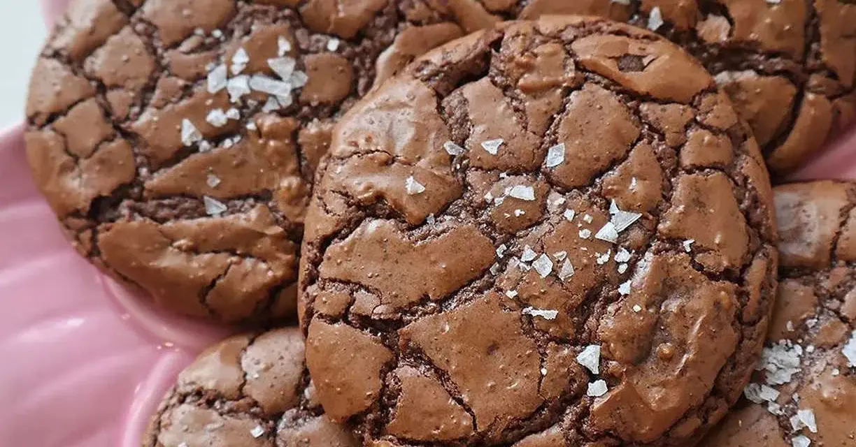 Mörka, spröda brownie cookies med flingsalt. Perfekta för fikat!