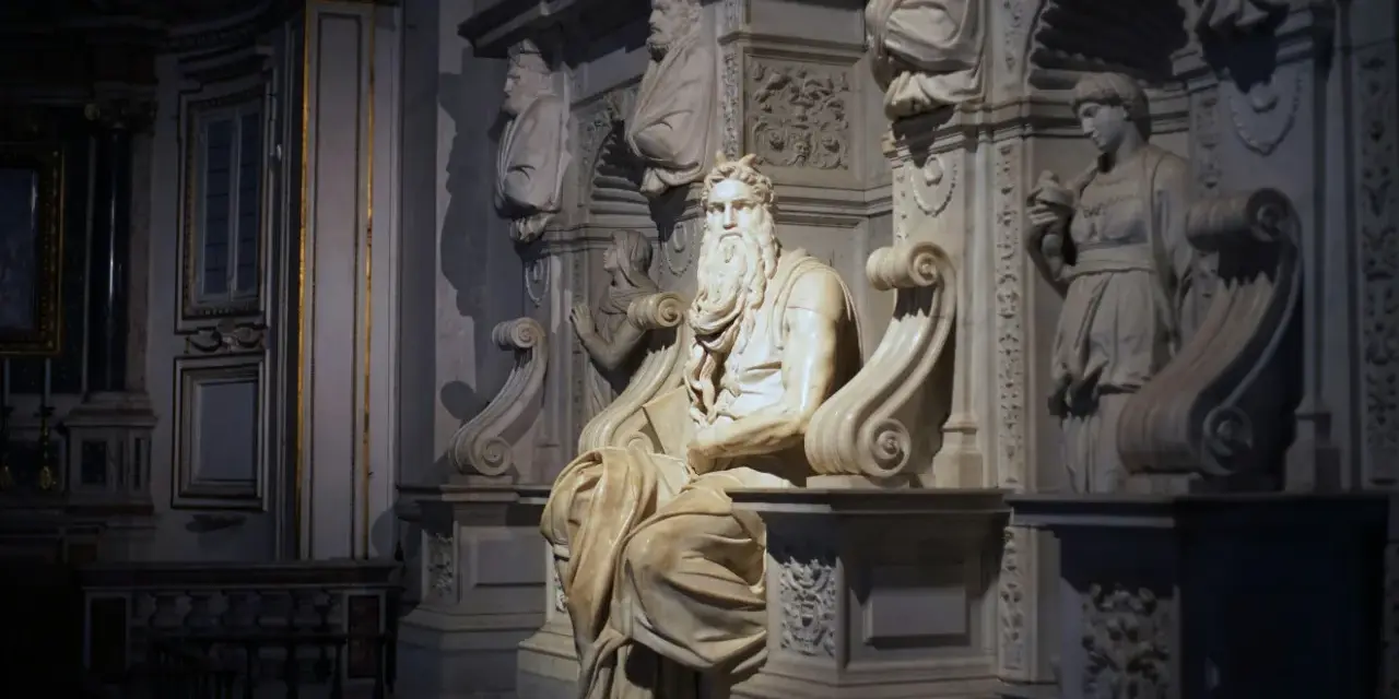 Majestatyczny Mojżesz, jedna z najbardziej znanych rzeźb Michała Anioła, siedzi w otoczeniu innych marmurowych dzieł.
