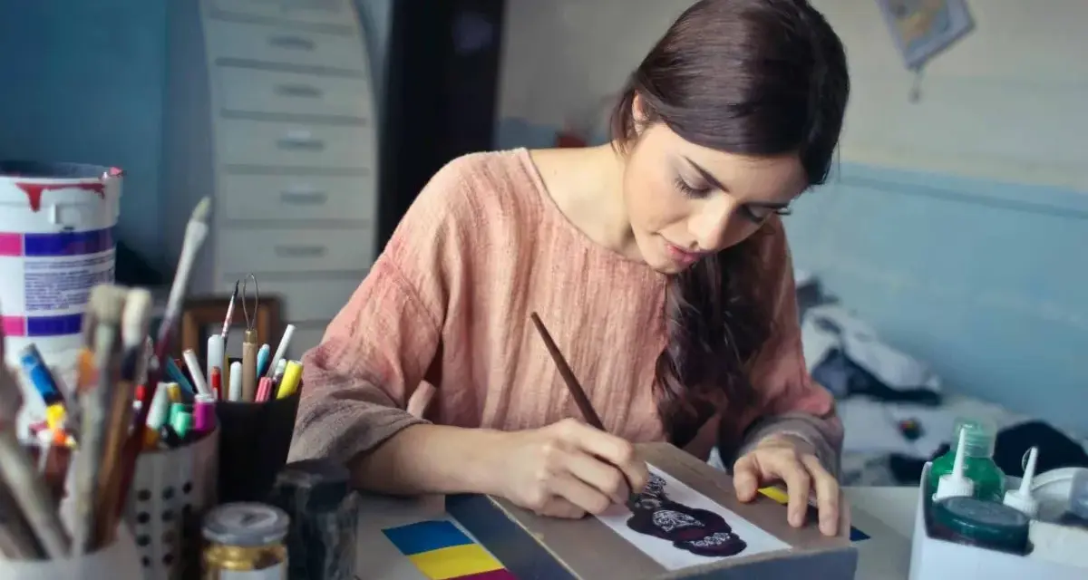 Une jeune artiste peintre auto entrepreneur crée une œuvre d'art dans son atelier.