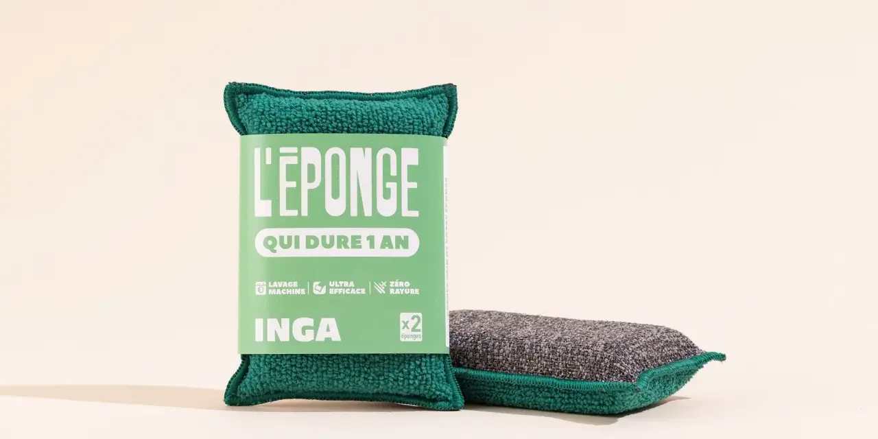 Deux éponges de nettoyage, une emballée avec un tissu grattant pour éponge, l'autre prête à l'emploi.