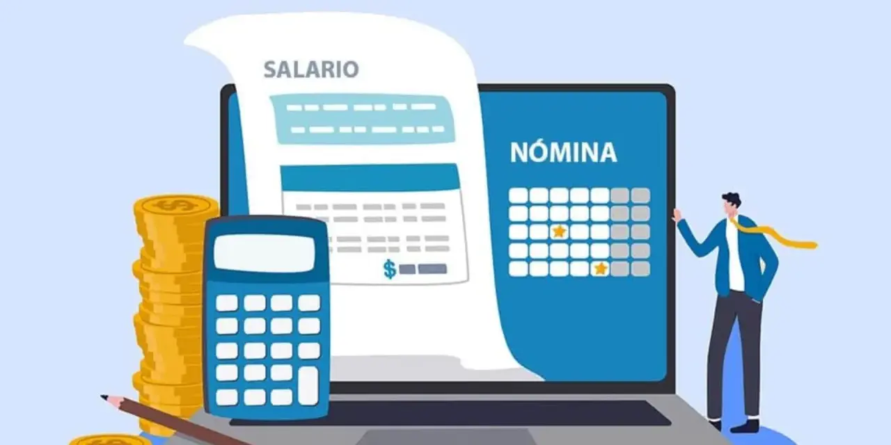 Un hombre revisa su nómina en una laptop, con monedas, calculadora y lápiz. Las dietas cotizan a la seguridad social.
