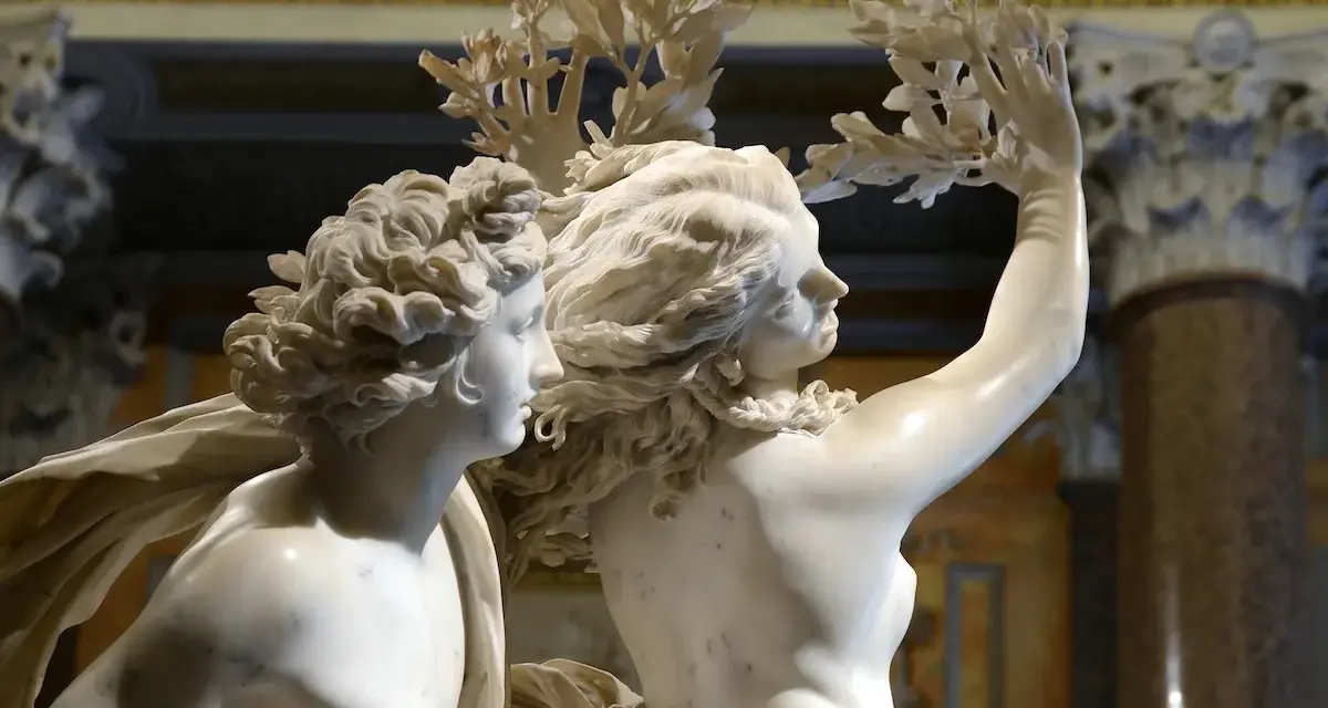 Apollon et Daphné, chef-d'œuvre de Bernin, capture le moment où la nymphe se métamorphose en laurier pour échapper au dieu.