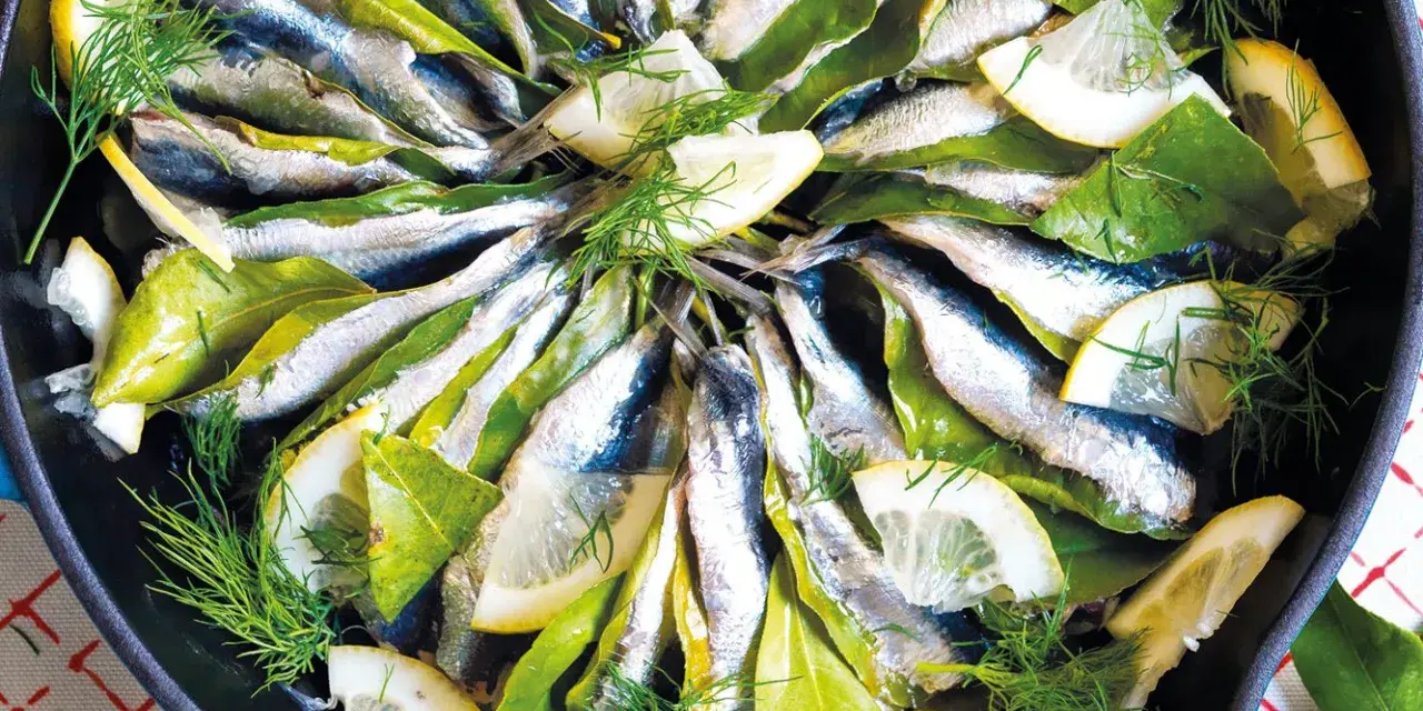 Sardine in padella con limone, alloro e finocchietto, pronte per essere gustate.