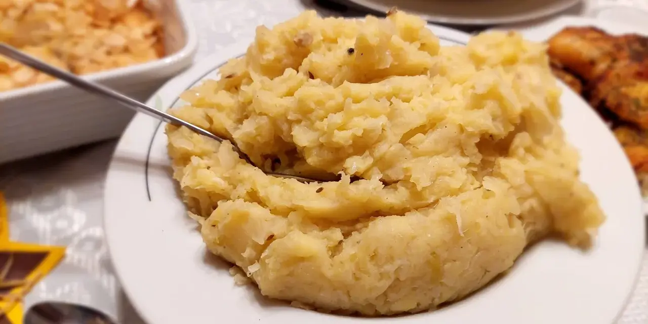 Góra pysznego, domowego panczkrautu, gotowego do podania. Obok pieczony kurczak i zapiekanka.