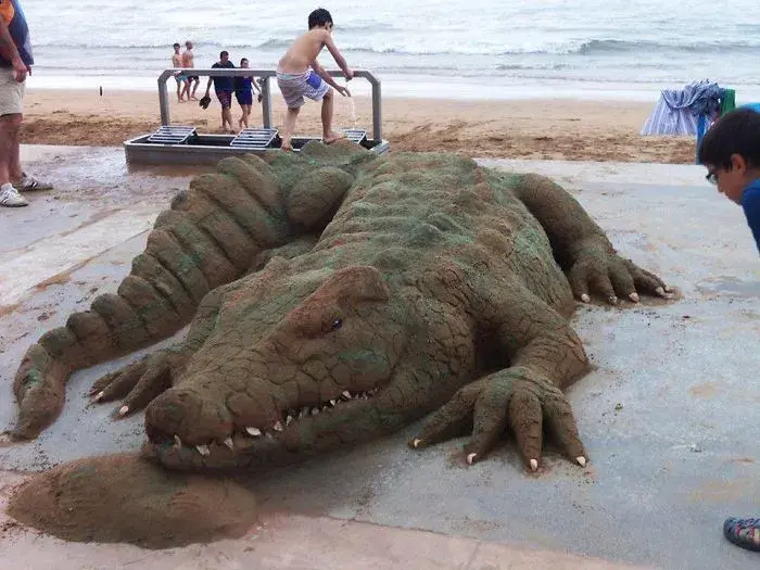 Niezwykłe rzeźby z piasku na plaży, które zachwycają turystów