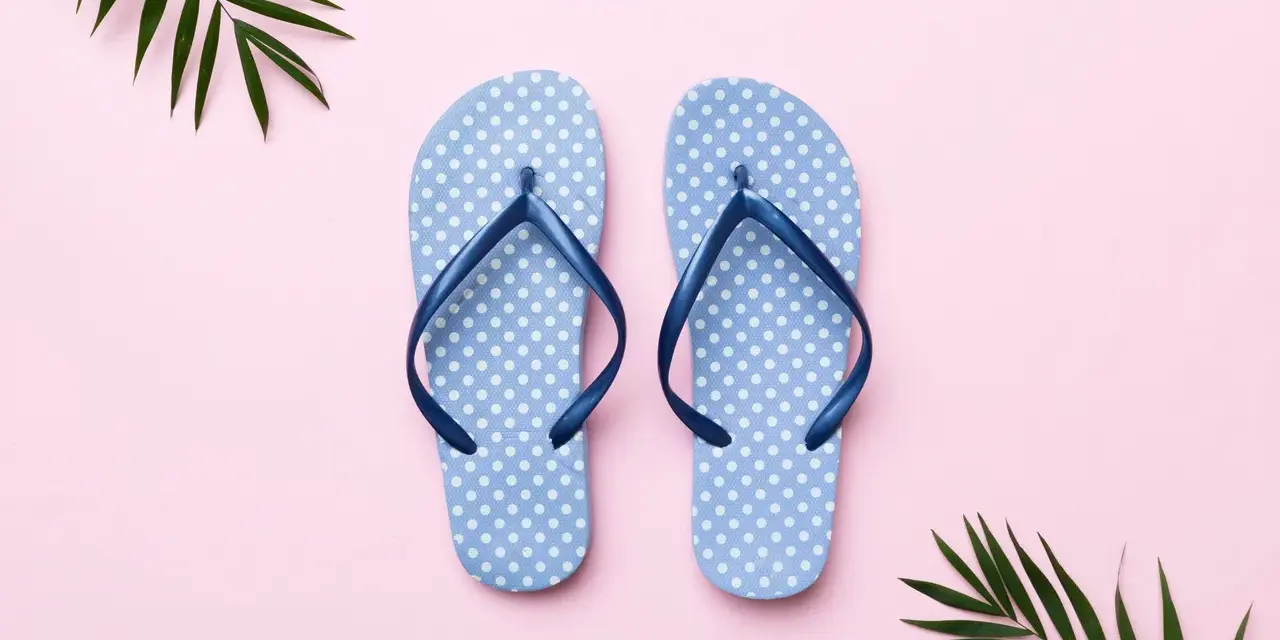 Letnie klapki damskie firmowe w kropki, idealne na plażę.