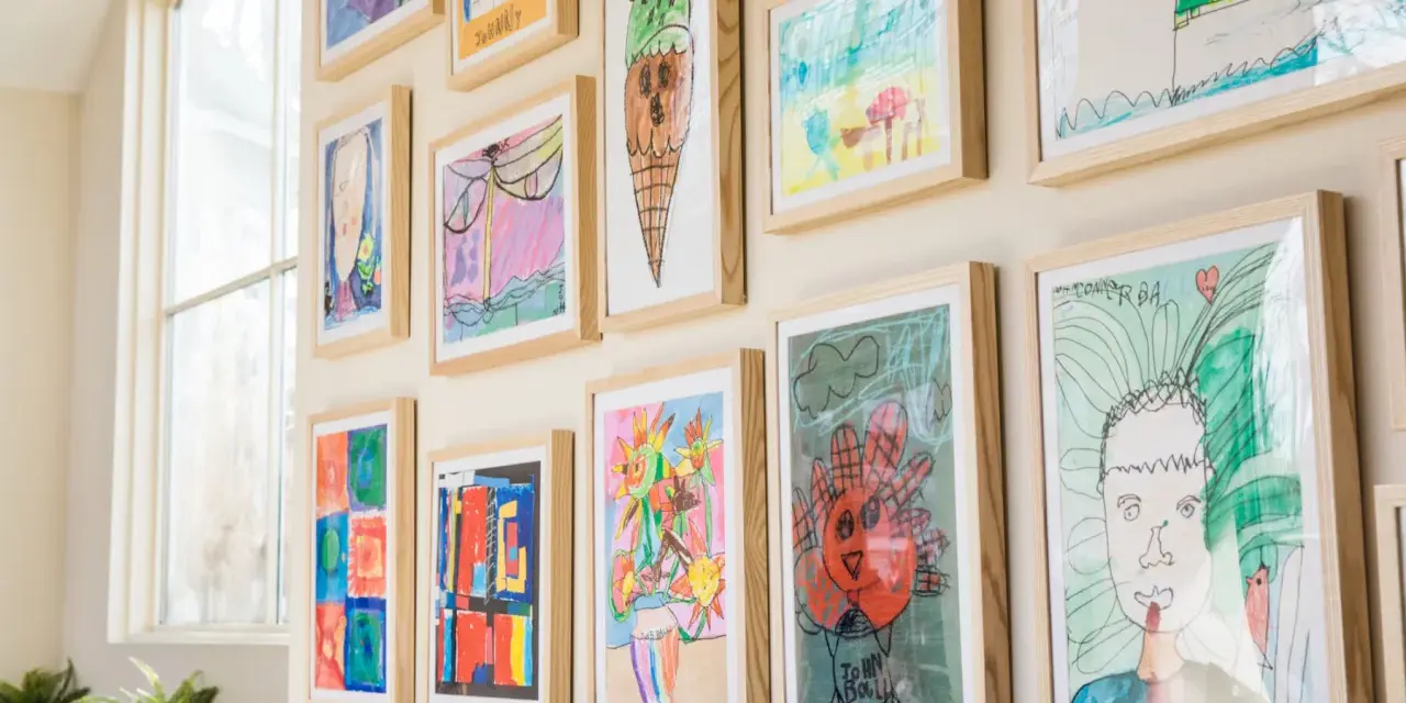 Un colorido cuadro para niños exhibe dibujos de helados, flores y retratos, cada uno enmarcado en madera clara.