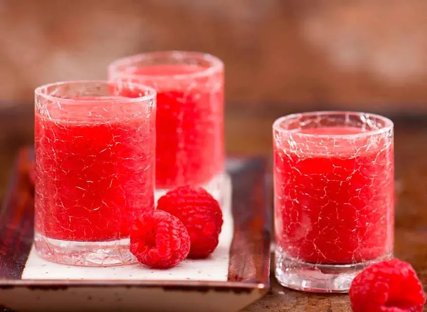 Jak zrobić drink z sokiem malinowym? Proste przepisy Toli!