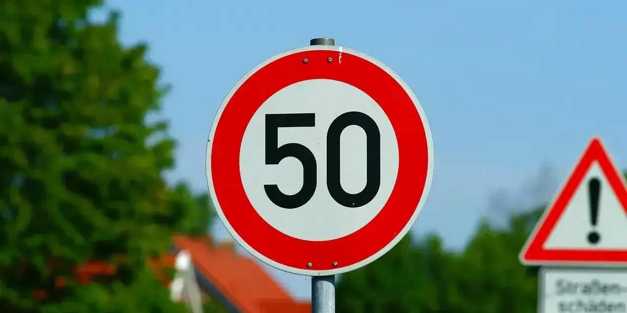 Znak ograniczenia prędkości do 50 km/h. Uważaj, przekroczenie prędkości o 50 km/h może być niebezpieczne.