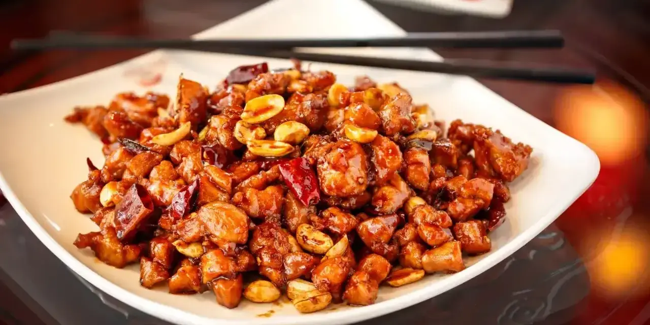 Kurczak Kung Pao, jak Król Małp, w sosie z orzeszkami ziemnymi i papryczkami chili.