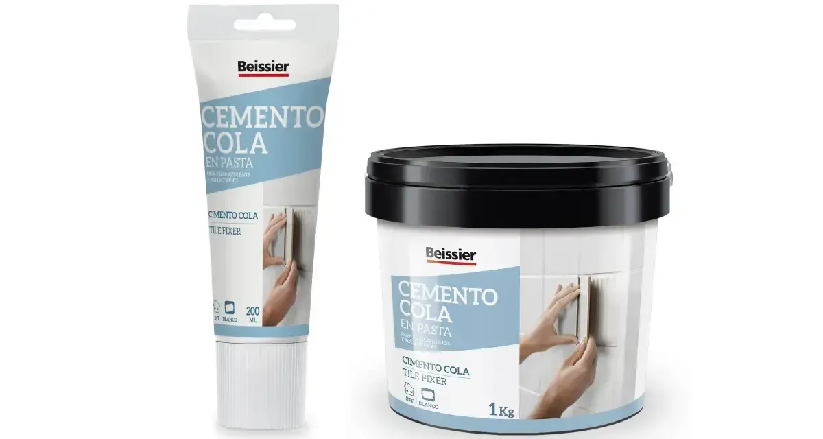 Dos envases de cemento cola en pasta Beissier, uno en tubo y otro en cubo, ideales para reparar agujeros y fijar azulejos.