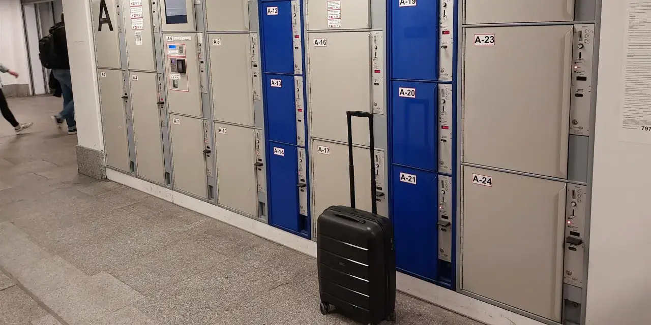 Przechowalnia bagażu Warszawa Centralna. Czarna walizka czeka przed rzędem szafek.