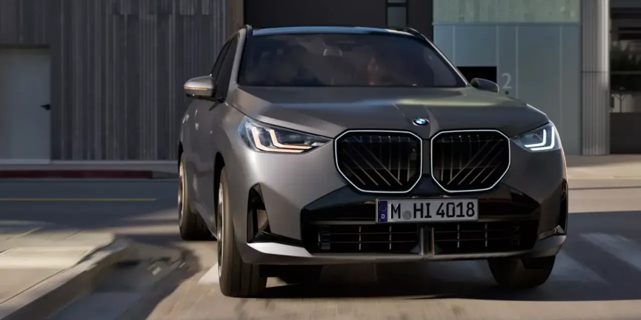 Nowoczesne BMW X3 w szarym kolorze, z charakterystyczną atrapą chłodnicy i światłami LED. Sprawdź aktualną bmw x3 cena!