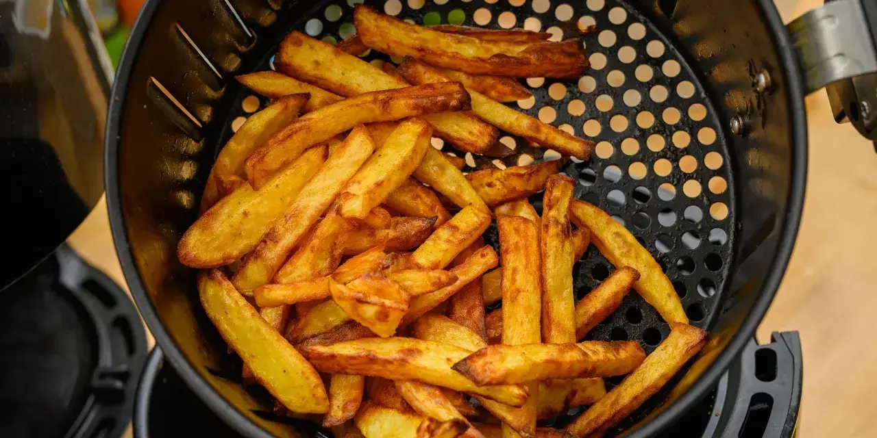 Złociste, chrupiące frytki z airfryer, gotowe do podania. Idealna przekąska bez nadmiaru tłuszczu.
