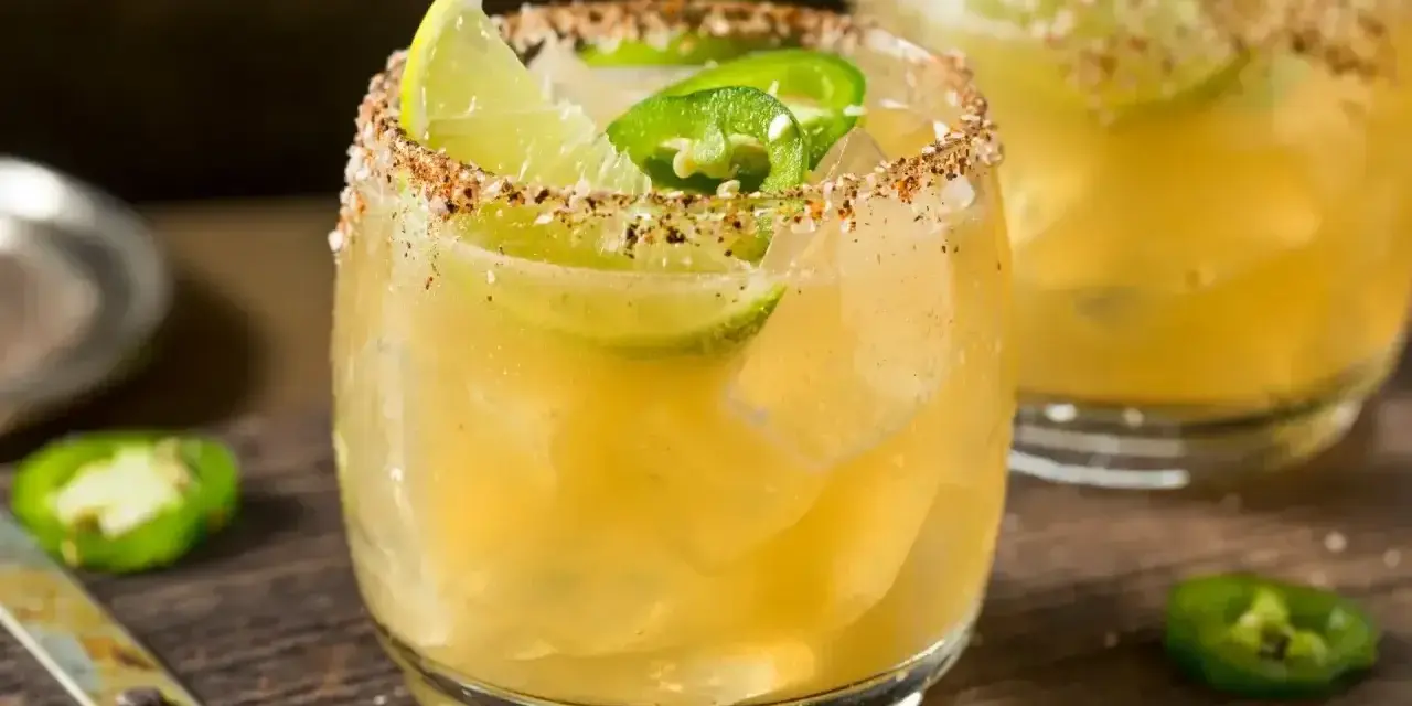 Ostra margarita z limonką i papryczką jalapeño, idealna na gorące dni. Prosty margarita przepis.