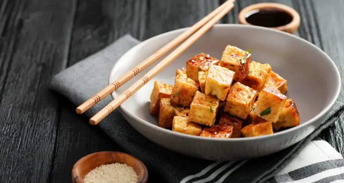 Chrupiące kostki tofu w sosie, pałeczki i sezam. Tak smakuje tofu!