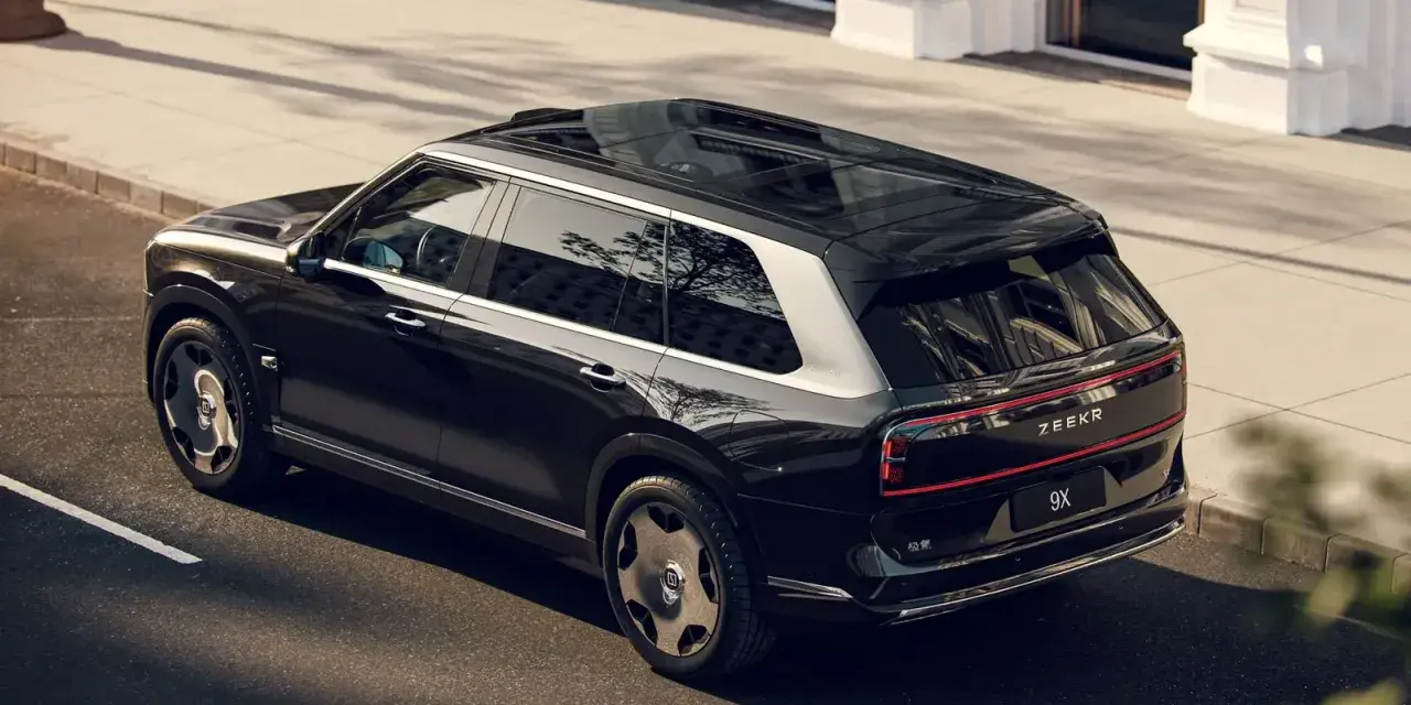 Elegancki czarny Zeekr 9X na ulicach Polski. Luksusowy SUV z panoramicznym dachem i nowoczesnym designem.