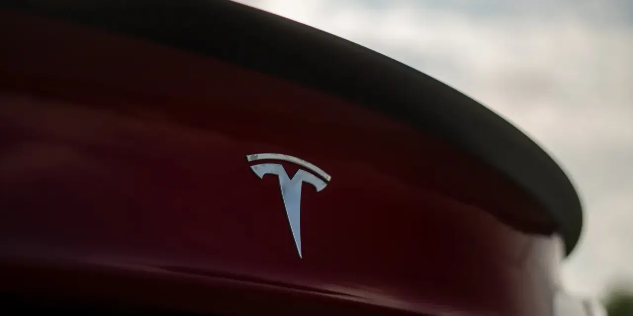 Tesla skąd pochodzi? Odkryj fascynującą historię marki i jej założycieli