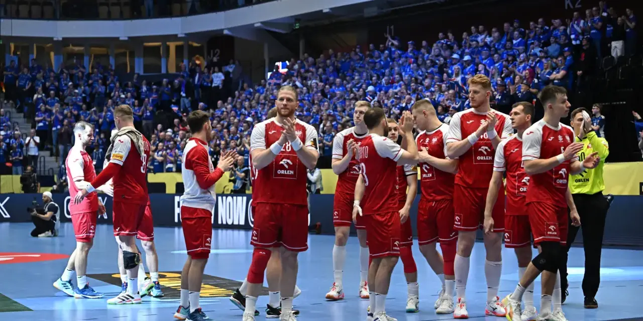 Piłkarze ręczni w czerwonych strojach świętują na boisku. Fani na trybunach kibicują. To może być ważny moment w kontekście mistrzostwa świata w piłce ręcznej terminarz.