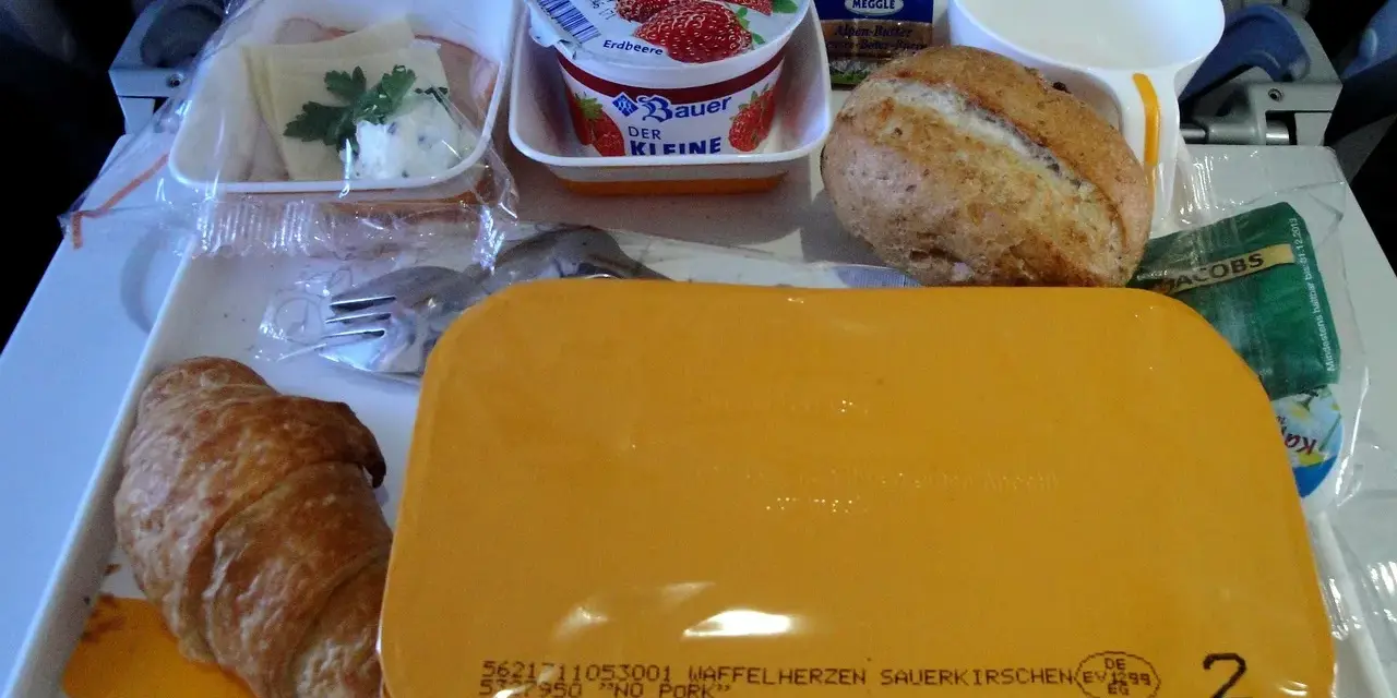 Jedzenie w bagażu podręcznym: uniknij problemów na lotnisku!