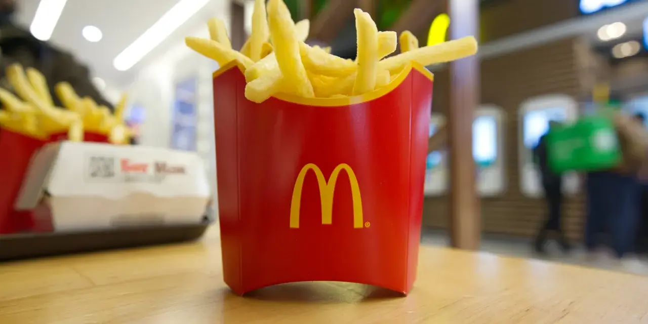 Ile kosztują duże frytki w McDonald's? Cennik i jak oszczędzać